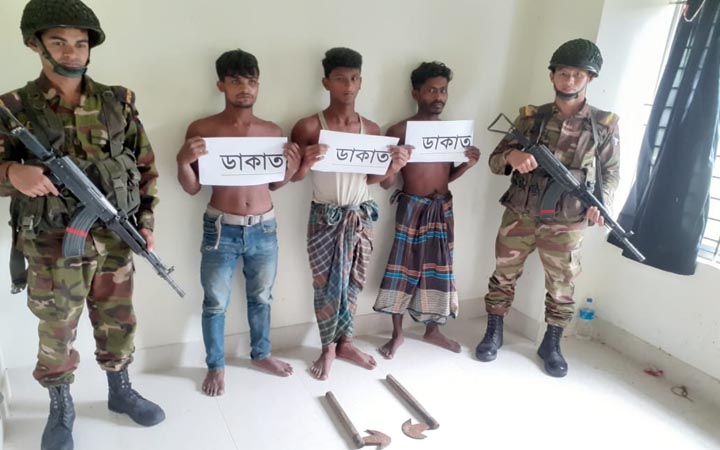 নোয়াখালীতে ৩ ডাকাতকে ধরে সেনবাহিনীর হাতে সোপর্দ করল এলাকাবাসী