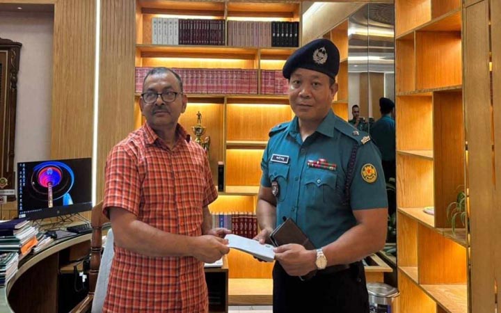 ধানমন্ডিতে মব নিয়ন্ত্রণ করে পুরস্কার পেলেন সেই ওসি
