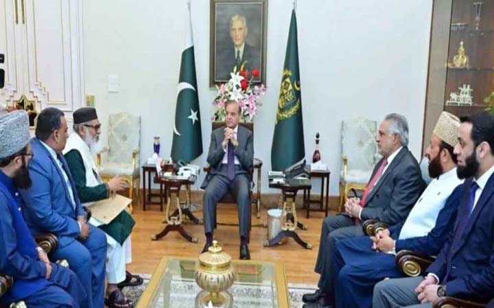 পাকিস্তানের প্রধানমন্ত্রীর কাছে ড. ইউনূসের চিঠি পৌঁছে দিলেন ধর্ম উপদেষ্টা