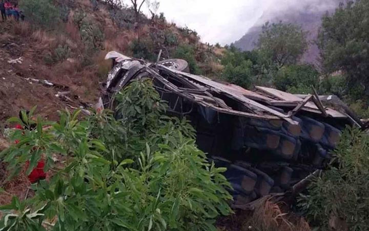 পেরুতে ৬৫০ ফুট গভীর খাদে বাস, নিহত ২৫