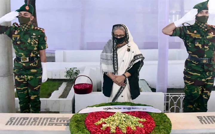 বনানীতে ১৫ আগস্টের শহীদদের প্রতি প্রধানমন্ত্রীর শ্রদ্ধা