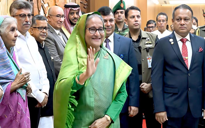 দেশে ফিরলেন প্রধানমন্ত্রী