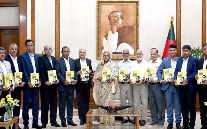 প্রধানমন্ত্রীর সঙ্গে এসবি কর্মকর্তাদের সাক্ষাৎ