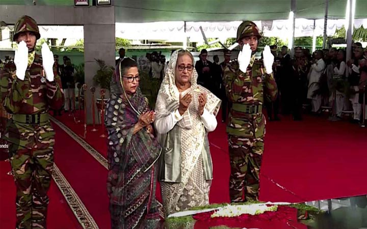 জন্মদিনে বঙ্গবন্ধুর প্রতিকৃতিতে প্রধানমন্ত্রীর শ্রদ্ধা