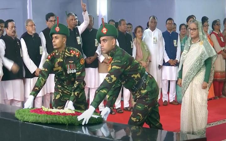 বঙ্গবন্ধুর প্রতিকৃতিতে প্রধানমন্ত্রীর শ্রদ্ধা