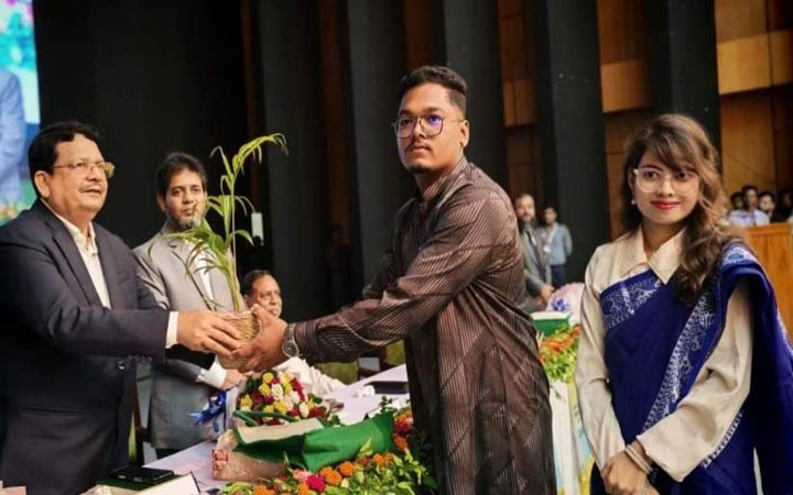 গাছের চারা ও পাটের ব্যাগ উপহার দিয়ে ৮০০ নবীন শিক্ষার্থীকে বরণ