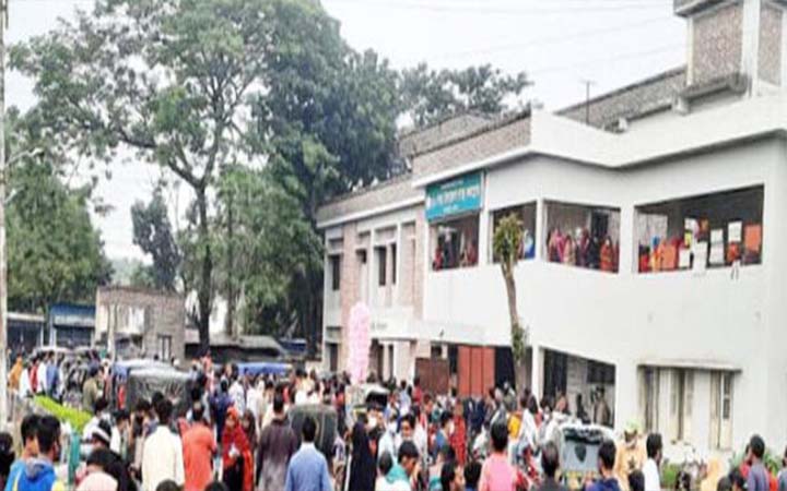 পাবনায় করোনার টিকা কেন্দ্রে স্বাস্থ্যবিধি উপেক্ষিত