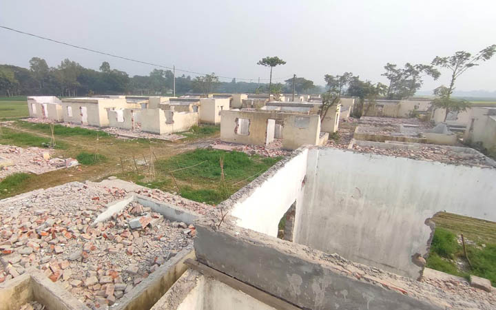 পাবনায় আশ্রয়ণ প্রকল্পের ৬০টি ঘর গুড়িয়ে দেয়ার অভিযোগ, টনক নড়েনি প্রশাসনের