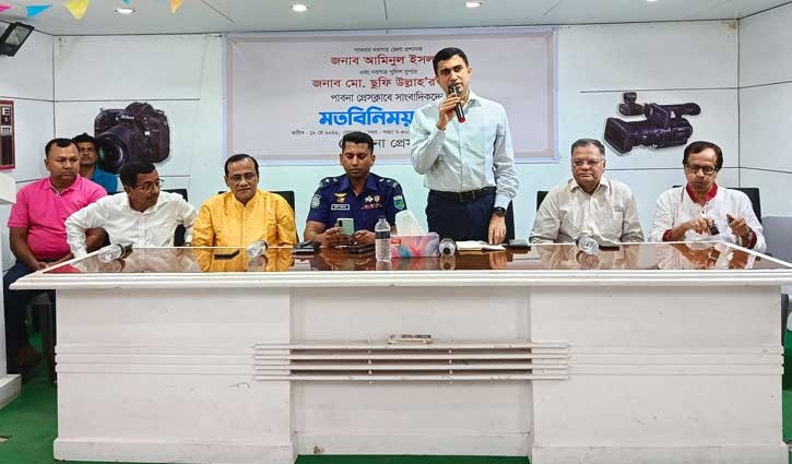 পাবনায় সাংবাদিকদের সঙ্গে এসপি-ডিসির মতবিনিময়