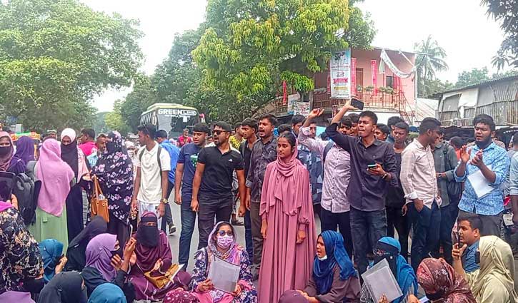 পাবনায় পরীক্ষার ফি প্রত্যাহারের দাবিতে সড়ক অবরোধ