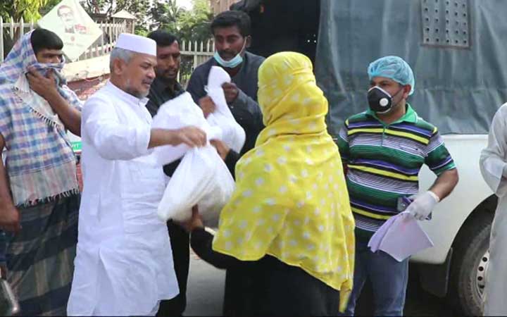 পাবনায় বাড়ি বাড়ি গিয়ে খাদ্য সহায়তা দিচ্ছে প্রশাসন
