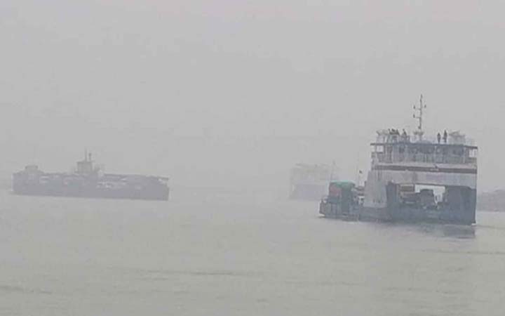 ঘন কুয়াশায় পদ্মায় আটকা ৩ ফেরি
