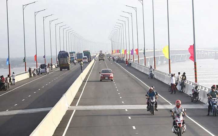 পদ্মা সেতুতে মোটরসাইকেল চলাচল শুরু
