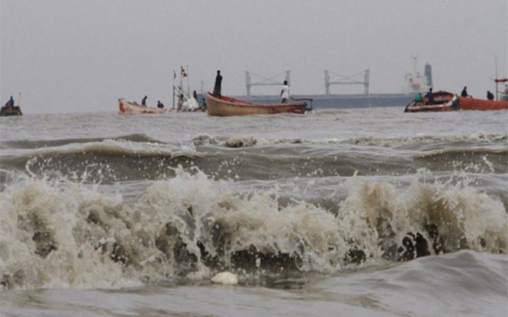 পায়রায় ৩ নম্বর সতর্ক সংকেত, হচ্ছে বৃষ্টিও