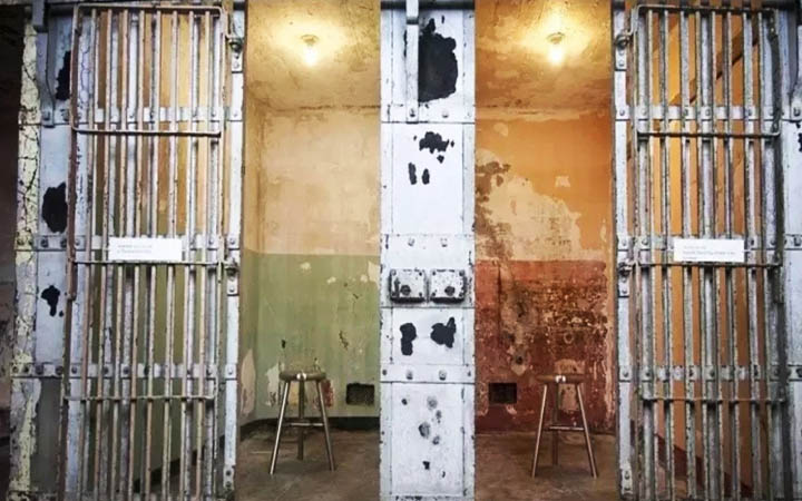 কারাগারের টয়লেট দিয়ে পালাল তিন বন্দী