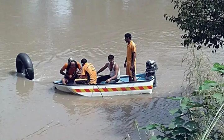 পাকিস্তানে বরযাত্রীবাহী অটোরিকশা খালে, নিহত ১২