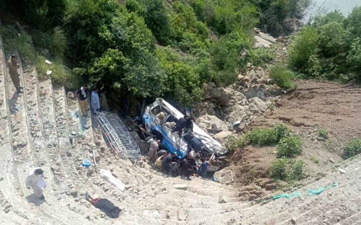 পাকিস্তানে পৃথক বাস দুর্ঘটনায় নিহত ৩৭