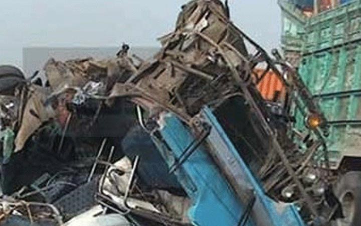 পাকিস্তানে বাস-ট্রাকের সংঘর্ষে নিহত ৬