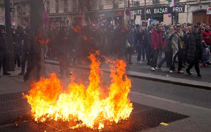 পেনশন সংস্কার বিরোধী প্রতিবাদে অগ্নিগর্ভ প্যারিস