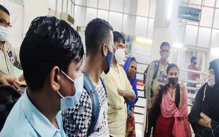 ভারতে পাচার হওয়া ১০ নারী পুরুষ বেনাপোল ইমিগ্রেশন দিয়ে দেশে ফিরলো ট্রাভেল পারমিটে