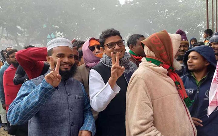 লাইনে দাঁড়িয়ে ভোট দিলেন প্রতিমন্ত্রী পলক