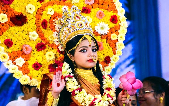 মহাষ্টমীতে চলছে কুমারী পূজা