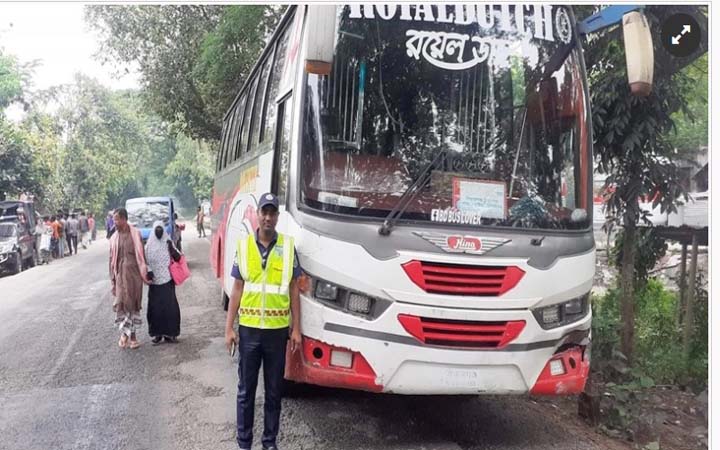 পাবনায় বাসের ধাক্কায়  প্রাণ গেল ভ্যান চালকের