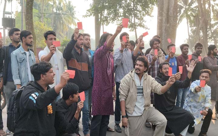 পোষ্য কোটাধারীদের লাল কার্ড দেখালেন রাবি শিক্ষার্থীরা
