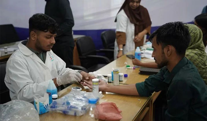 রাকসুর মেডিক্যাল ক্যাম্পে ৪০ লাখ টাকার সেবা প্রদান