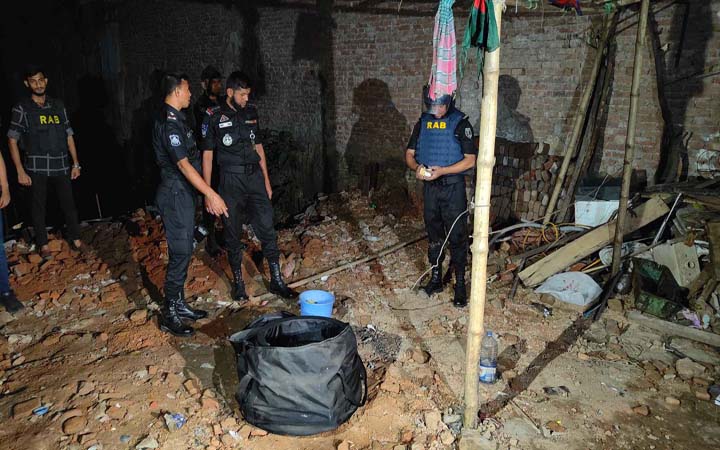 নবাবপুর রোডে একটি বাড়ি ঘিরে রেখেছে র‍্যাব