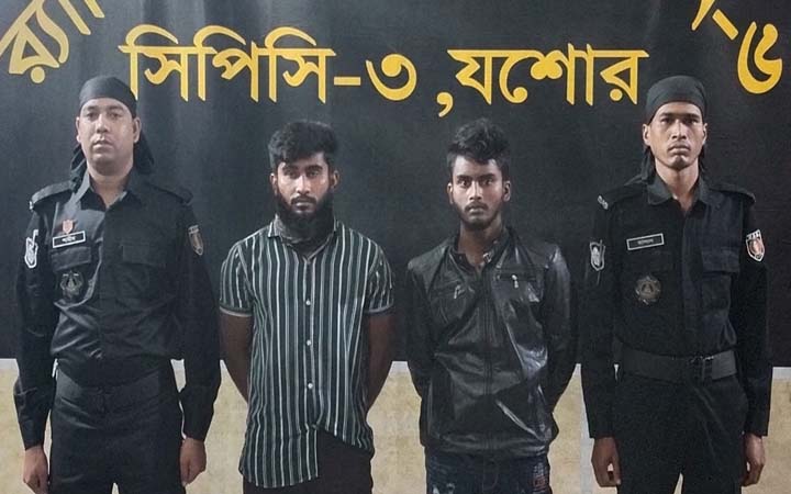 দাঁড়িয়ে থাকা ট্রাকে আগুন দেয়ার সময় আটক ২