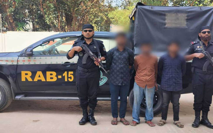 মিয়ানমারে পাচারকালে ৩১৩৫ লিটার অকটেনসহ আটক ৩