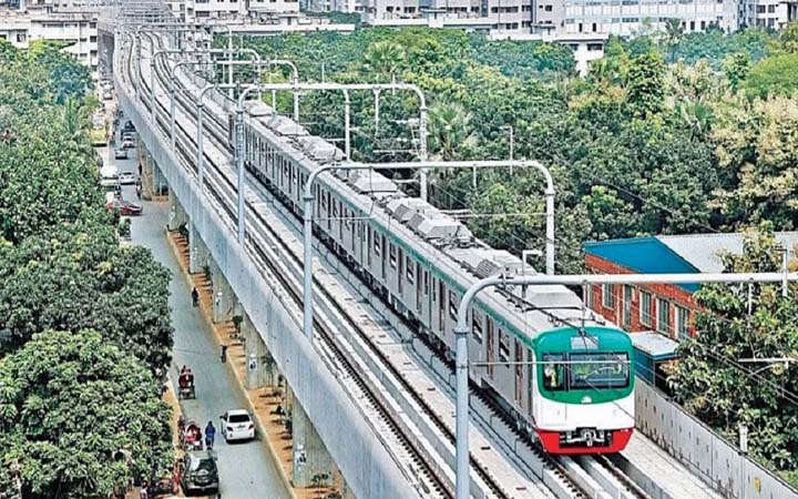 বৈদ্যুতিক লাইনে দড়ি, ৩০ মিনিট পরে ছাড়ল মেট্রোরেল
