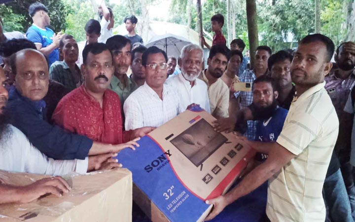 রাজবাড়ীতে ঐতিহ্যবাহী ভেলা বাইচ অনুষ্ঠিত