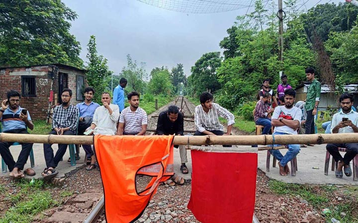 রাবি শিক্ষার্থীকে মারধর, প্রতিবাদে রেললাইন অবরোধ