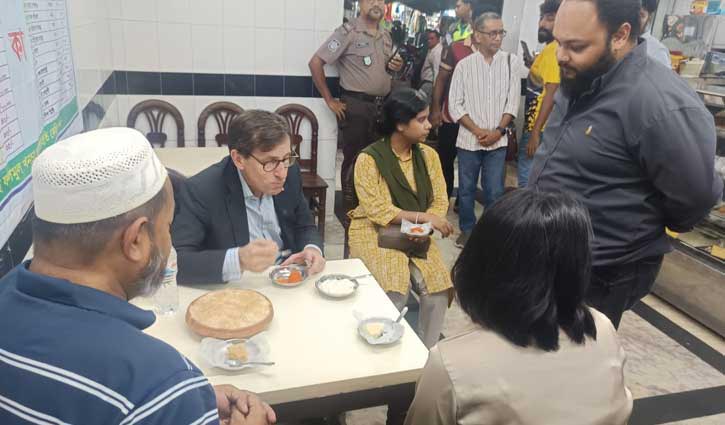 রাজশাহী মিষ্টান্ন ভাণ্ডারের মিষ্টি খেলেন ফ্রান্সের রাষ্ট্রদূত