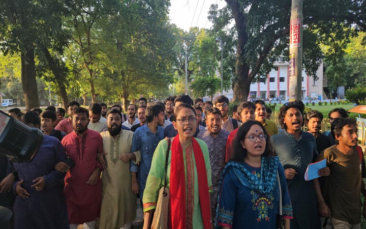 রাকসু নির্বাচনে মনোনয়ন বিতরণের সময় বাড়ানোর প্রতিবাদে বিক্ষোভ