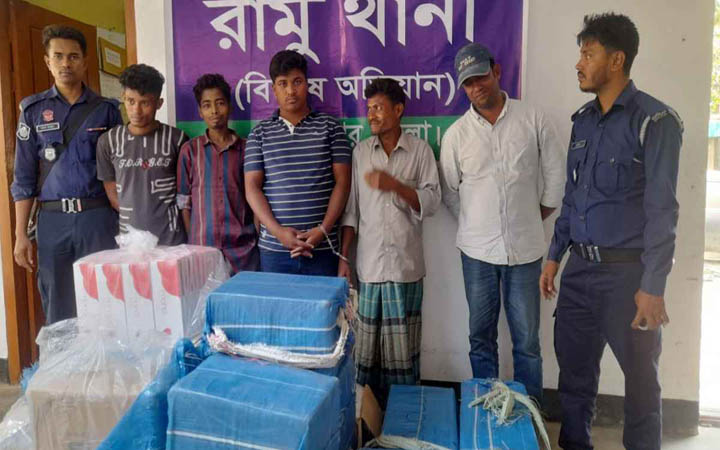 রামুতে ৮ বস্তা বার্মিজ সিগারেটসহ আটক ৫