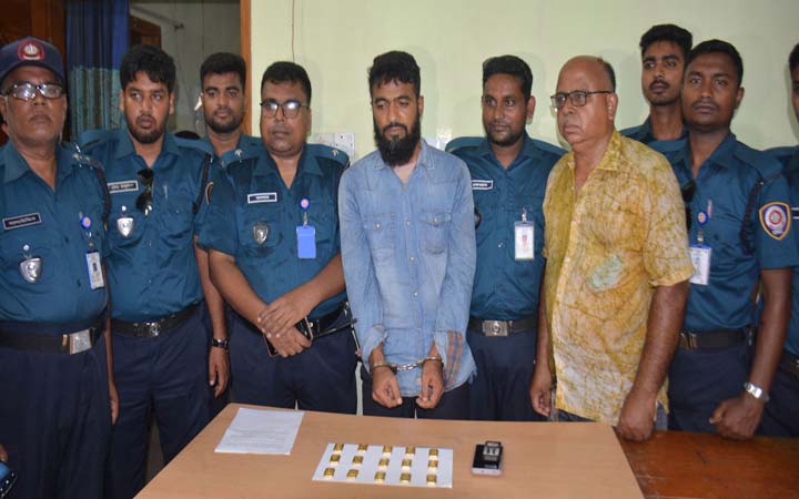 রংপুরে ১৫ স্বর্ণের বারসহ আটক