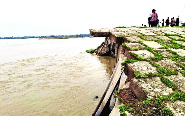 সেতু রক্ষা বাঁধে ধস, ভয়াবহ বন্যার শঙ্কা