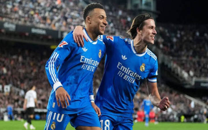 ভ্যালেন্সিয়াকে হারিয়ে বার্সার আরও কাছে রিয়াল