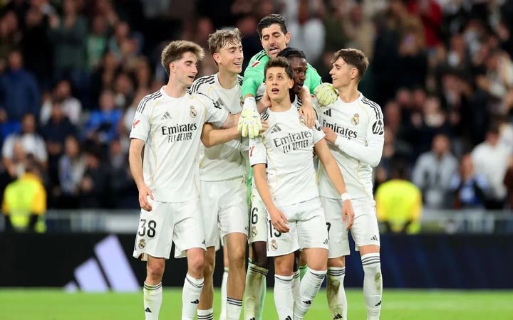 এলচেকে গুঁড়িয়ে বার্সেলোনার আরও কাছে রিয়াল