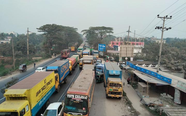 ঢাকা–চট্টগ্রাম মহাসড়কে ১৩ কিলোমিটার যানজট
