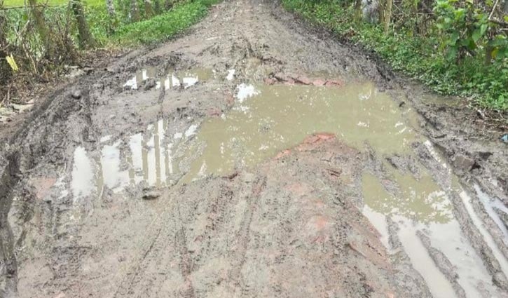 মানিকগঞ্জের সাটুরিয়ায় দুই কিলোমিটার বেহাল সড়ক, ভোগান্তি চরমে