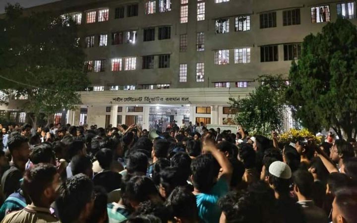 রুয়েটে ছাত্র রাজনীতি নিয়ে মধ্যরাতে মুখোমুখি ছাত্রদল-শিক্ষার্থীরা, বিক্ষোভ