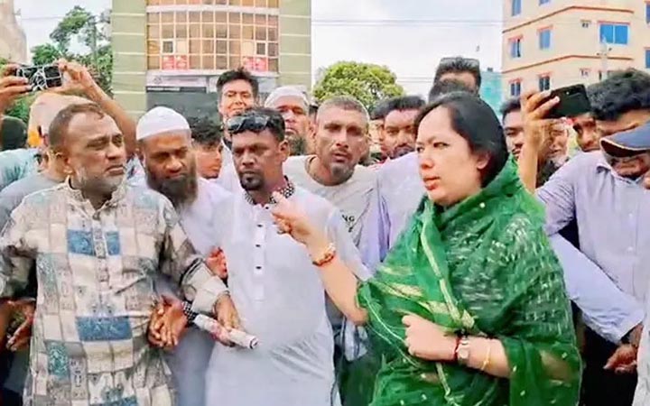 বালু উত্তোলনবিরোধী মানববন্ধনে হাজির রুমিন ফারহানা