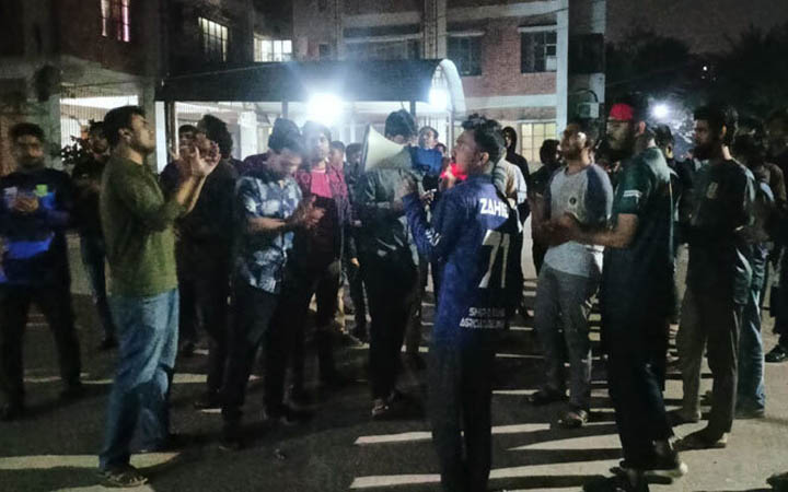 শেকৃবিতে আটক আওয়ামী লীগের লিফলেট বিতরণকারী