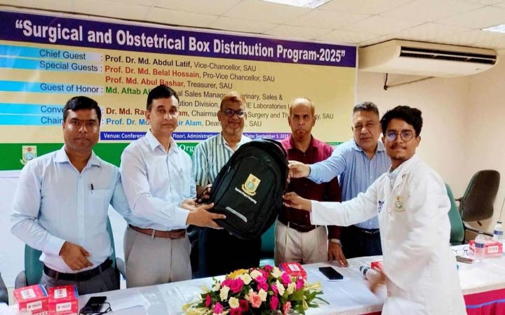 শেকৃবিতে ১০২ জন শিক্ষার্থীর মাঝে সার্জিক্যাল বক্স বিতরণ