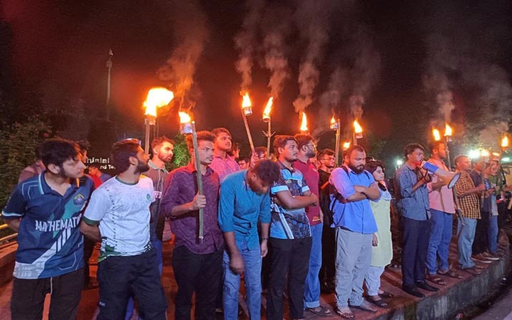 চট্টগ্রাম বিশ্ববিদ্যালয়ে হামলার প্রতিবাদে শাবিতে মশাল মিছিল