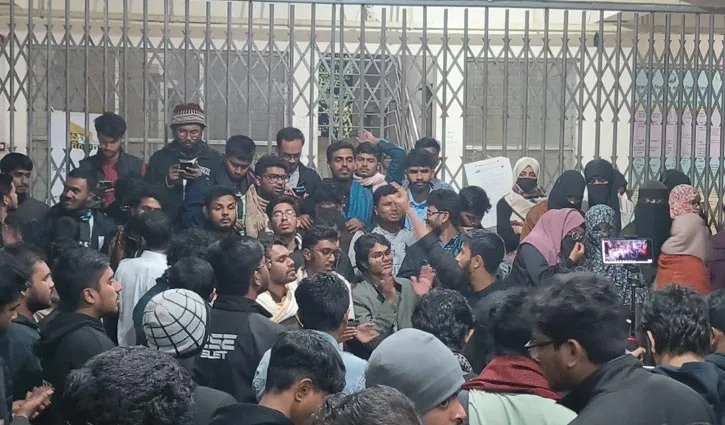 ইসির সিদ্ধান্তে অনিশ্চয়তায় শাকসু, মধ্যরাতে শিক্ষার্থীদের বিক্ষোভ